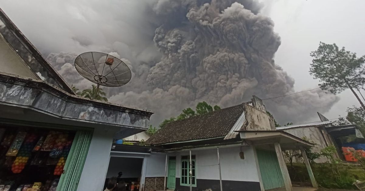 1_Mount-Semeru-eruption-People-flee-as-volcano-bursts-and-ash-rain-falls-from-sky.jpg