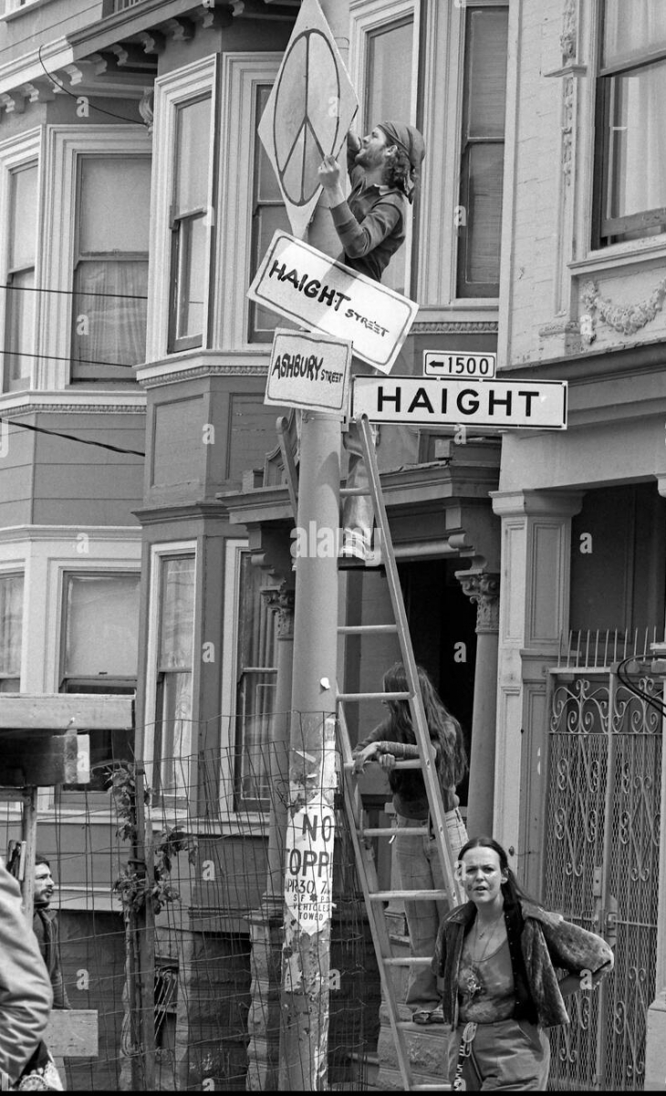 hippies-putting-up-a-peace-sign-at-the-corner-of-haight-ashbury-in-san-francisco-ca-2J3A8P2.jpg