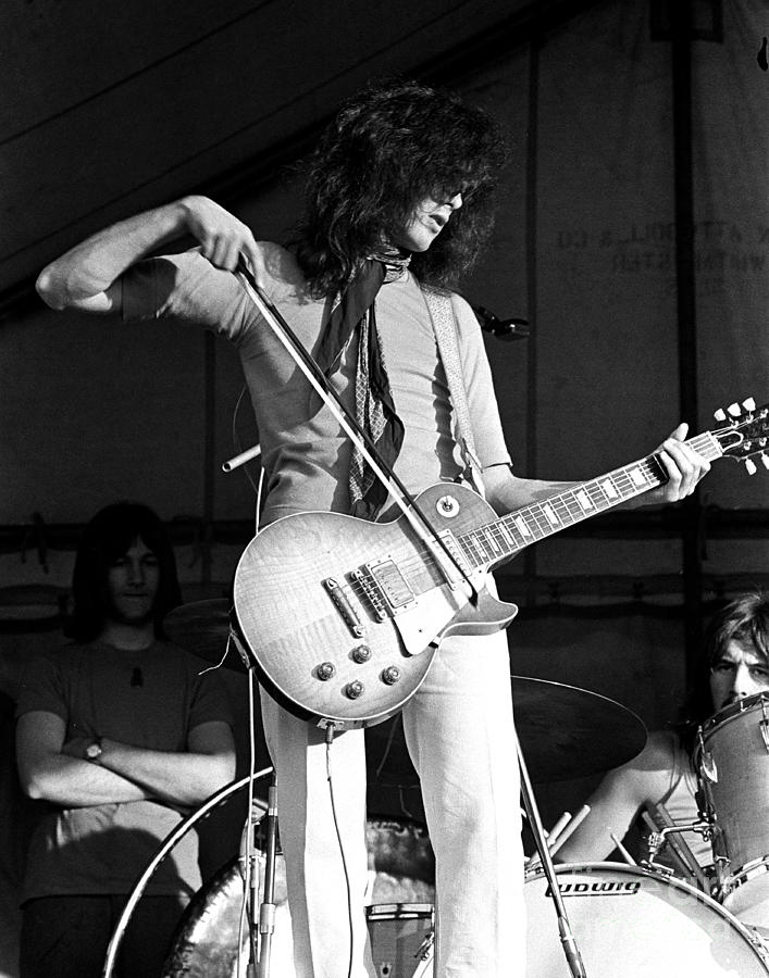 jimmy-page-with-bow-1969-chris-walter.jpg