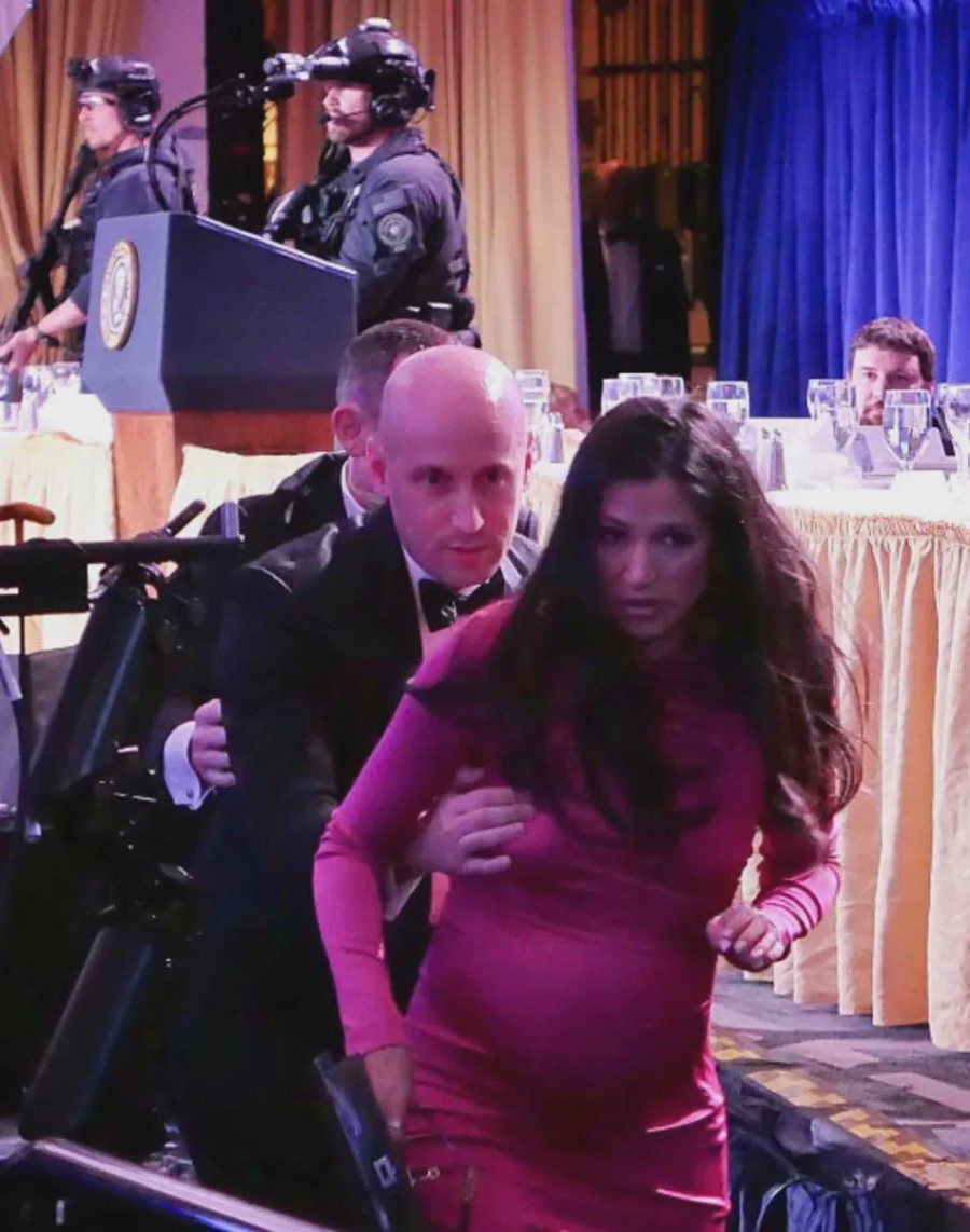 stephen-miller-using-pregnant-wife-as-human-shield-v0-hojmv7hcahxg1.jpg